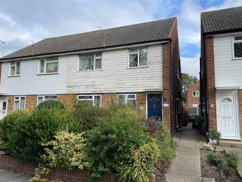 Lot: 144 - TWO-BEDROOM UPPER MAISONETTE FOR IMPROVEMENT WITH GARAGE AND GARDEN - Front of 97 Woolwich Road a 2 bedroom first floor maisonette